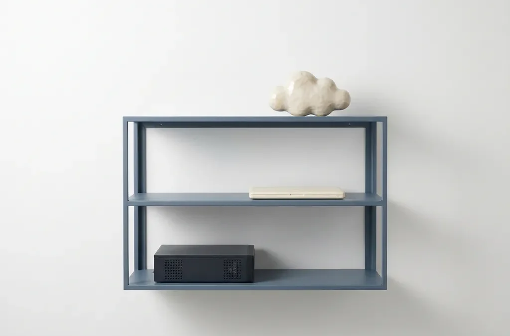 Minimalistische wandplank met drie niveaus: server onderaan, laptop in het midden, keramische wolkvorm bovenaan, in zachte blauw-witte tinten.